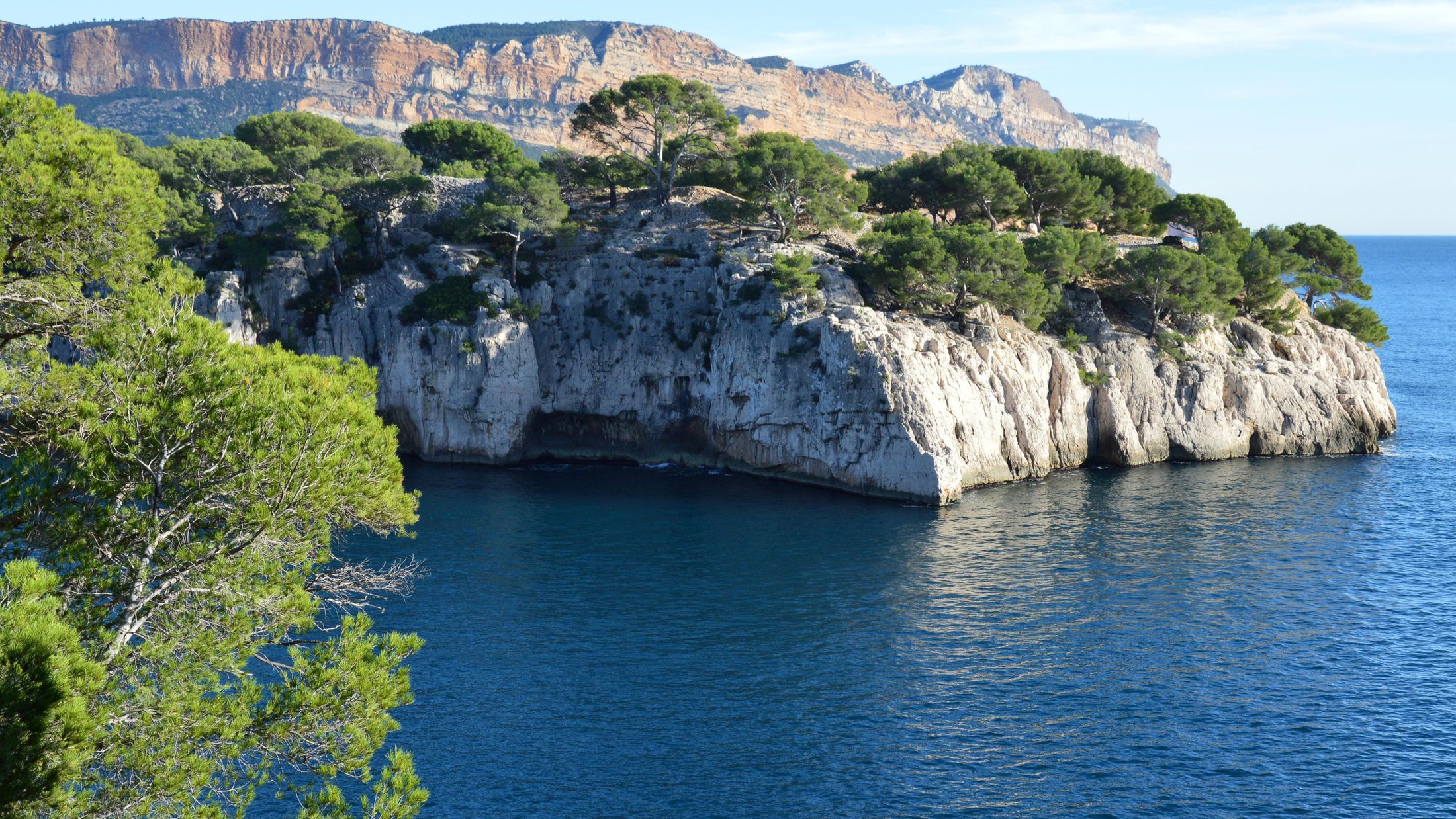 Côte méditerranéenne et calanques en lumière douce, Provence