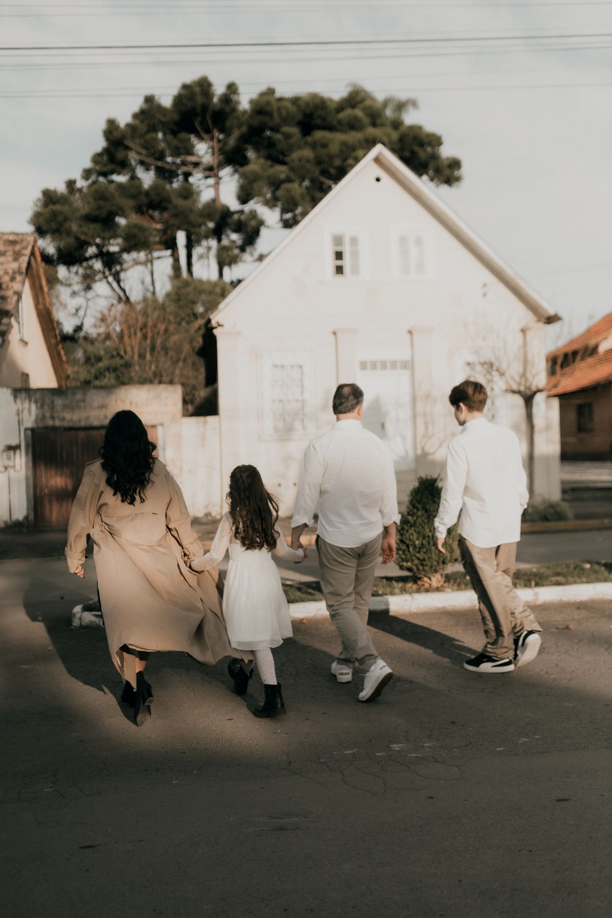 Moment de complicité entre frères et sœurs en séance photo