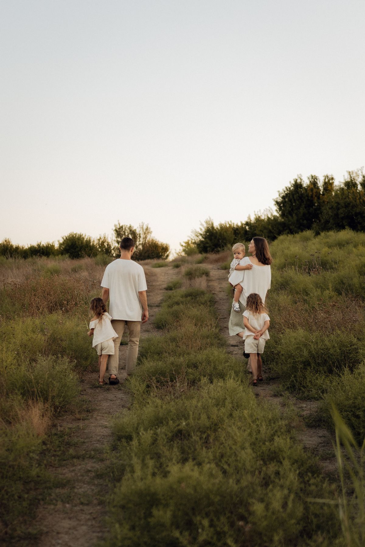 Portrait de famille naturel en extérieur en Provence