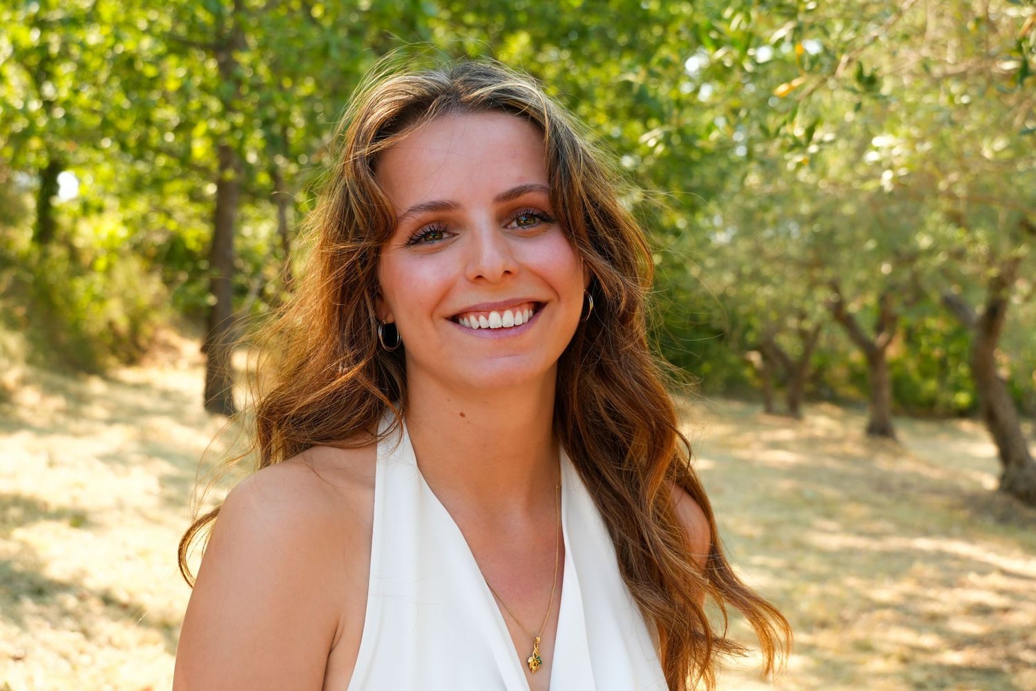 Meya Allione souriante, en repérage dans les vignes