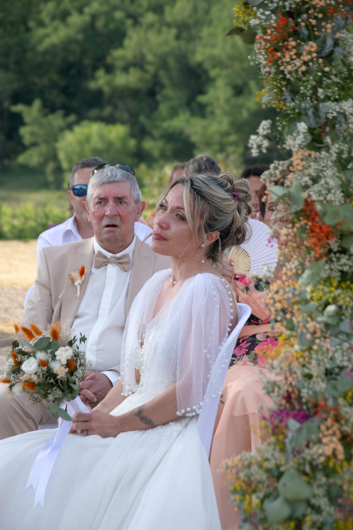 La mariée émue aux larmes pendant la cérémonie