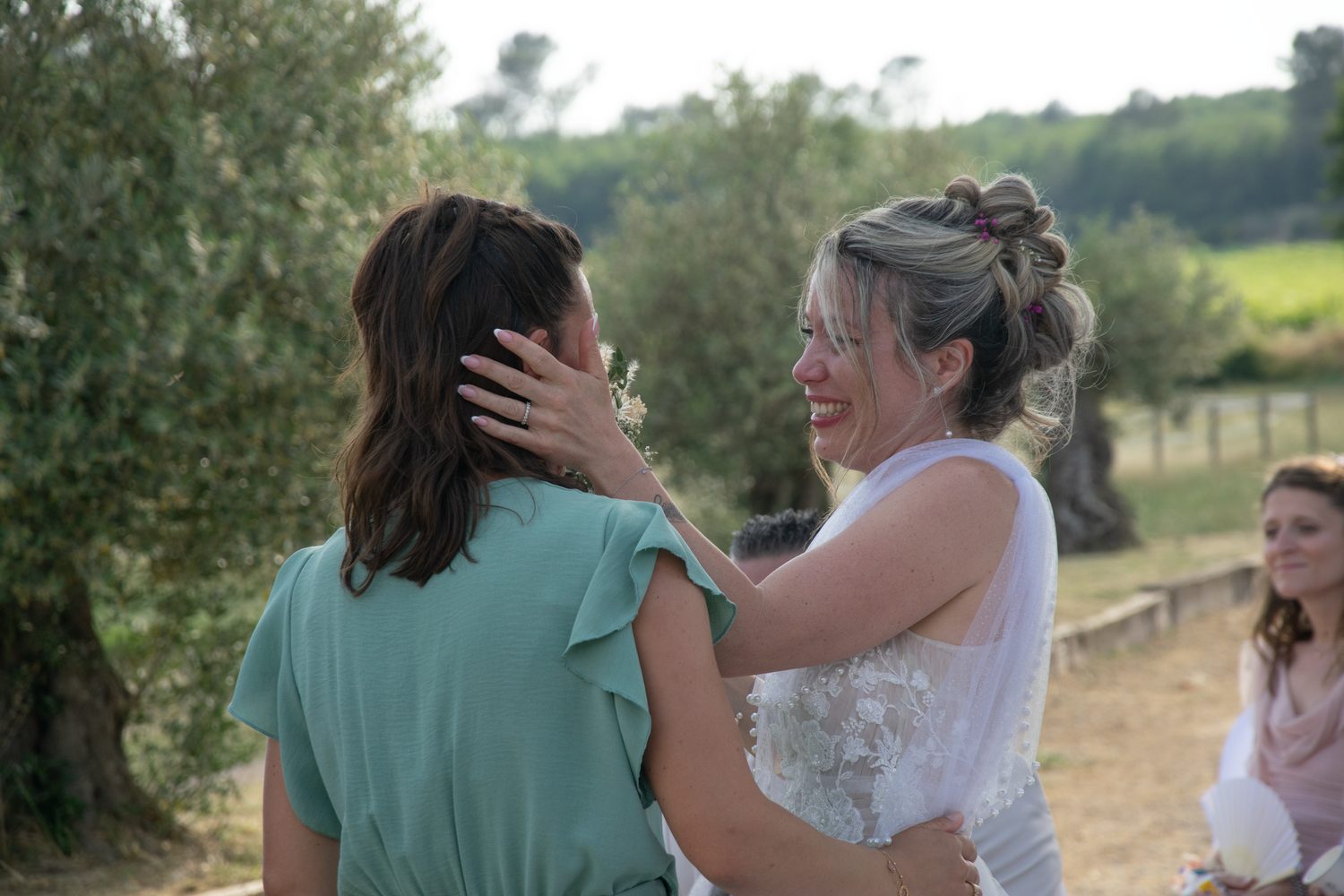 La mariée essuie tendrement la larme d’une invitée
