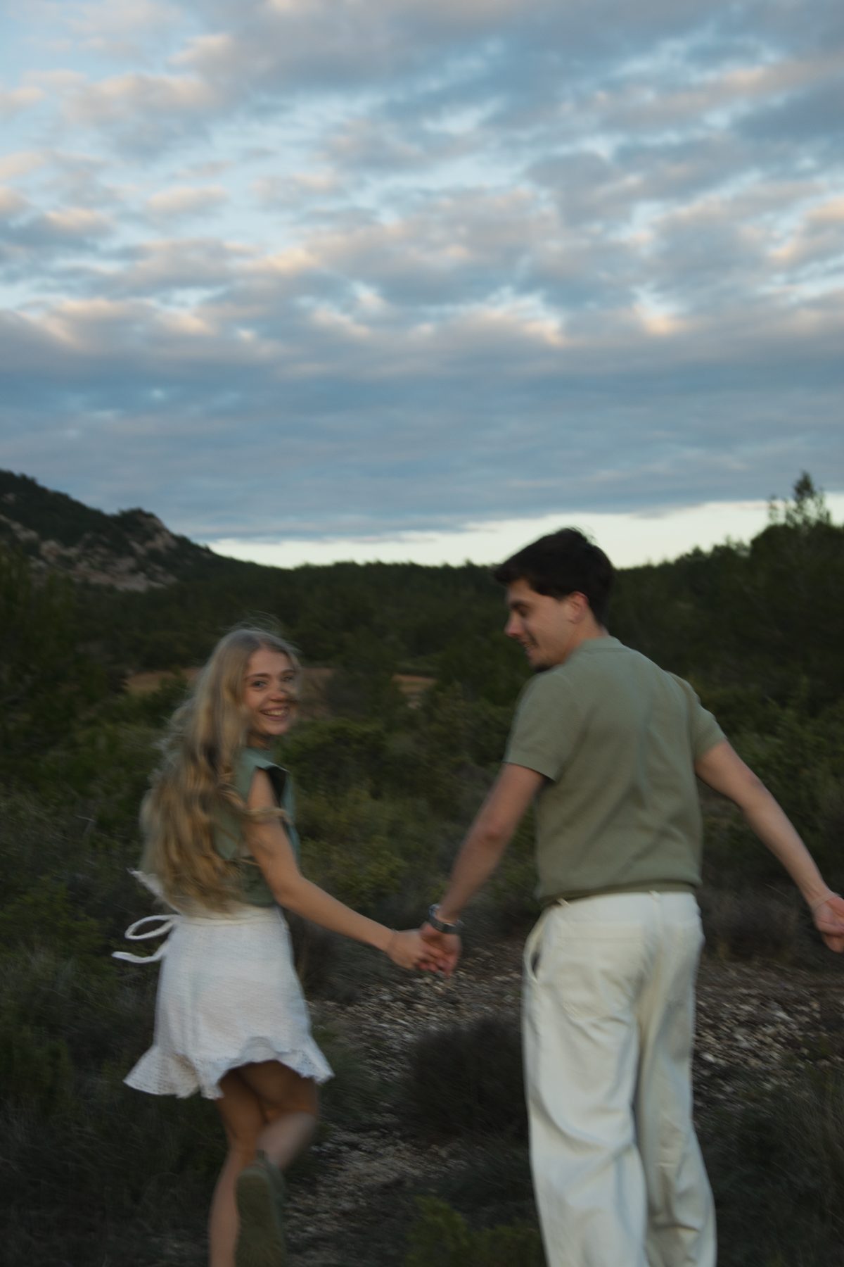 Couple marchant dans la garrigue au crépuscule, flou artistique