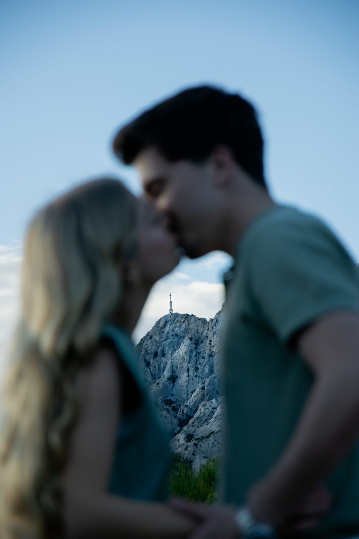 Couple complice dans un champ doré au soleil couchant