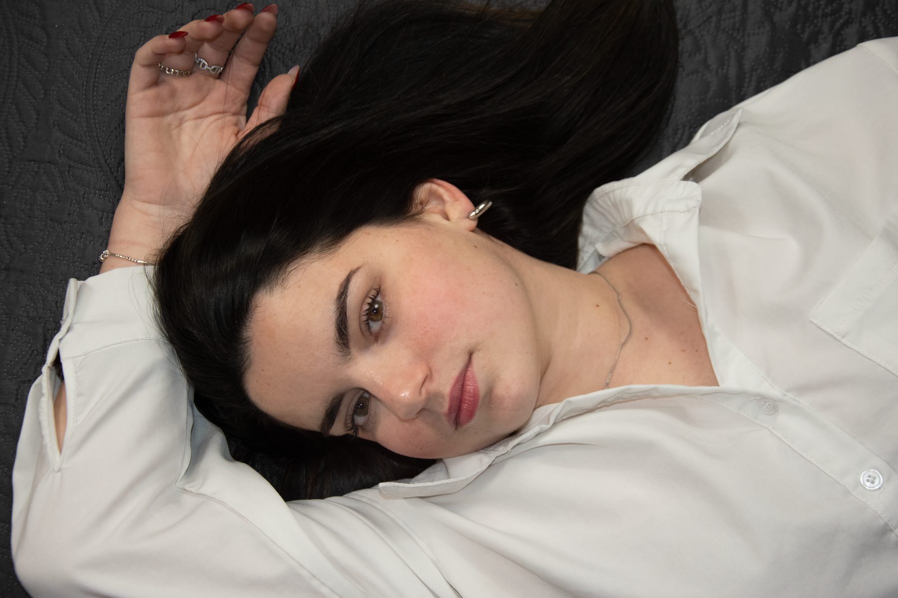 Portrait artistique en lumière naturelle réalisé par une photographe à Aix-en-Provence