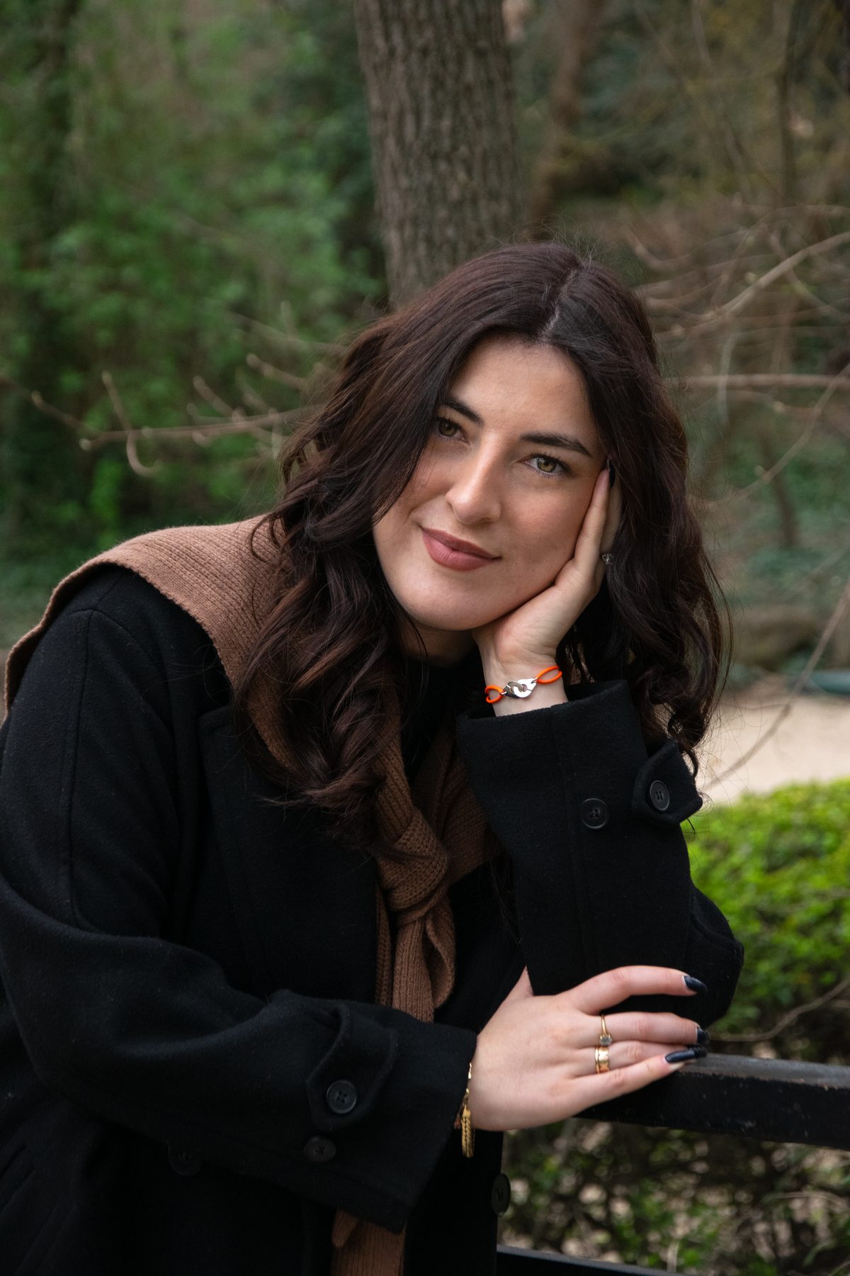 Portrait de Marie dans un parc verdoyant