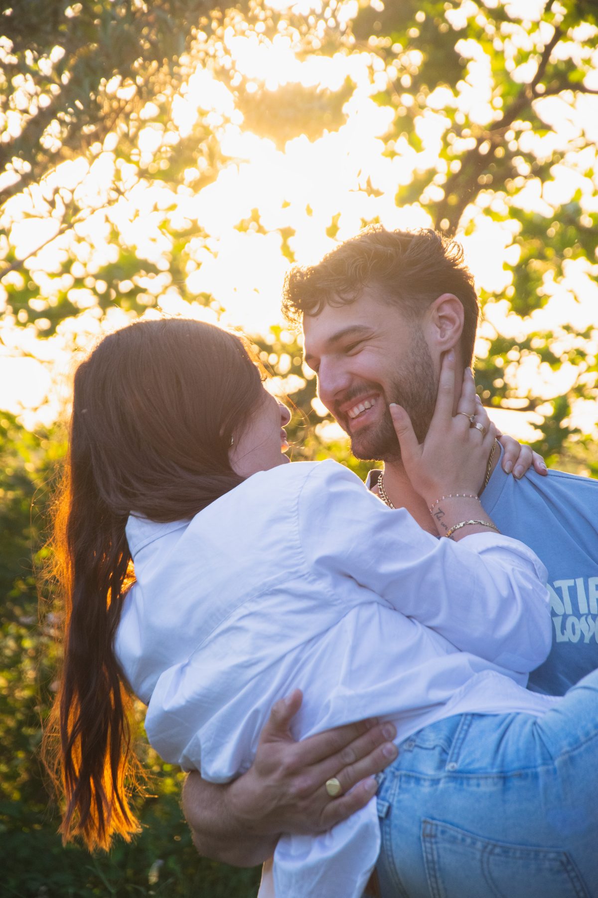 Moment de tendresse pendant une séance couple en Provence
