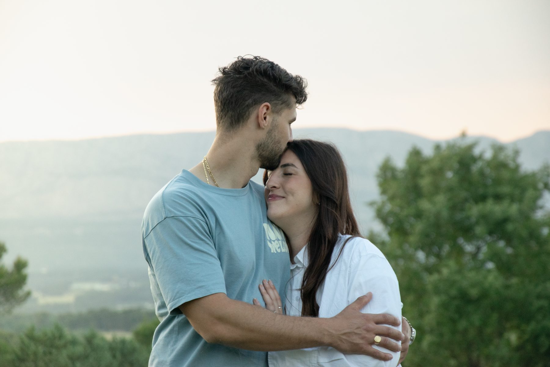 Couple enlacé au coucher du soleil photographié en Provence