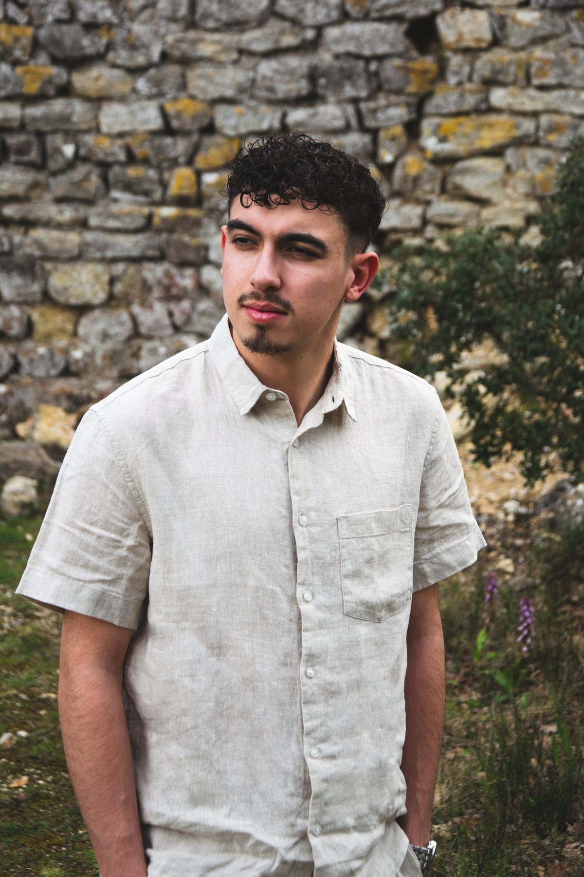Portrait lifestyle de Théo en chemise de lin